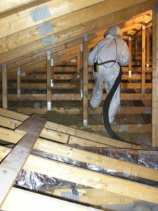Fanevik etterisolering - Isolering skråtak mot fellesrom.