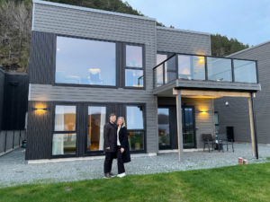 Nordre Instetunet nr 19 er eit moderne hus med store vindusflater mot fjorden.