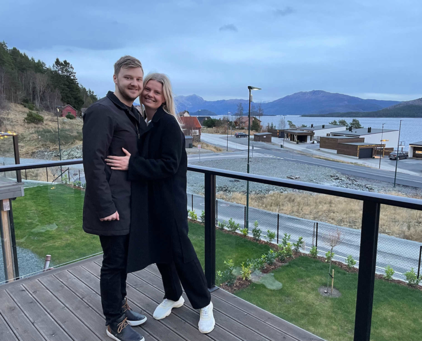 Nordre Instetunet nr 19 har romslig terrasse og ein liten hage.